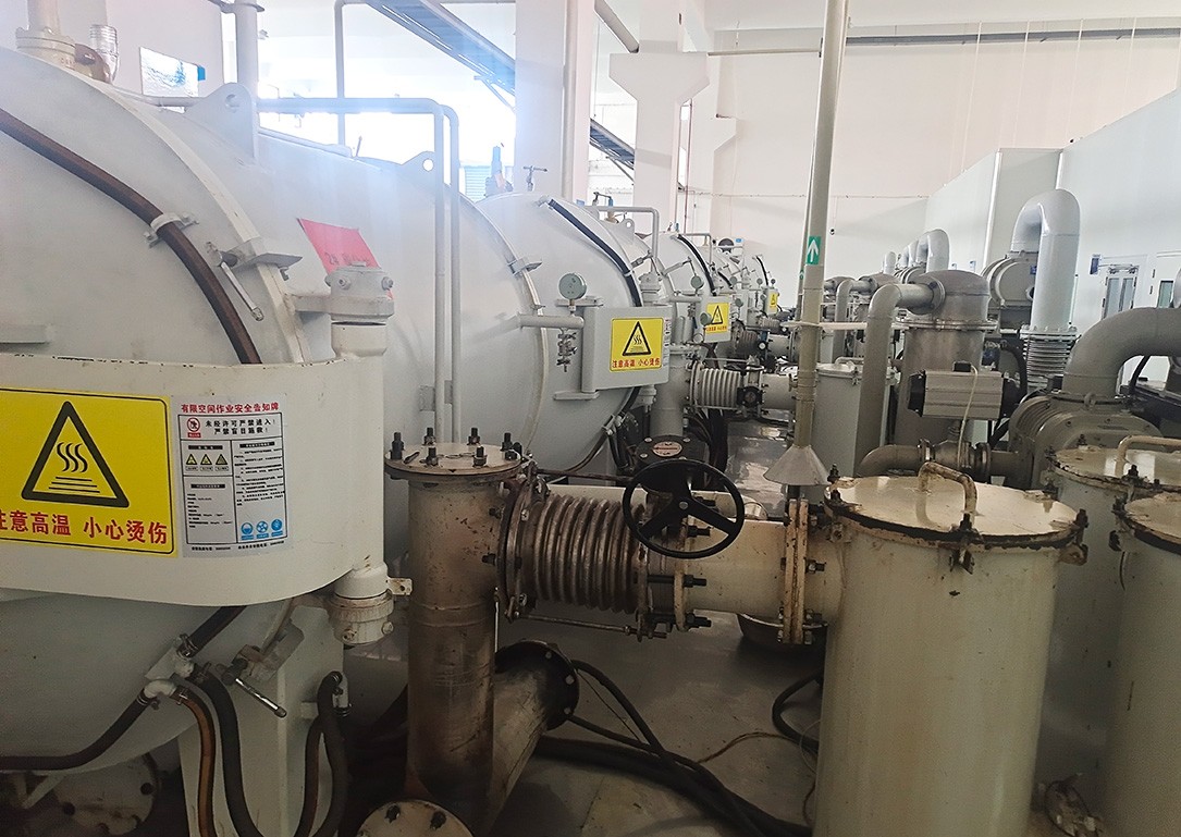 Vacuum carbonization furnace