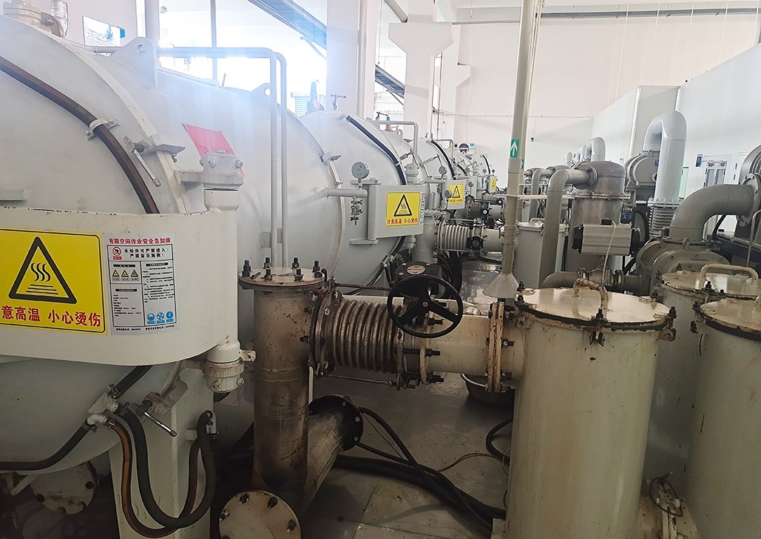 Vacuum carbonization furnace